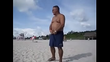 Viejo maduro se desnuda en la playa