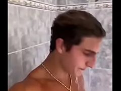 Novinho tomando banho