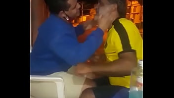 Vitor e Cajuacute se beijando