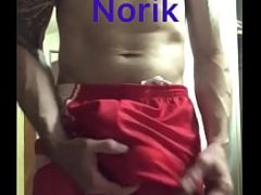 Norik montre son corps et sa queue
