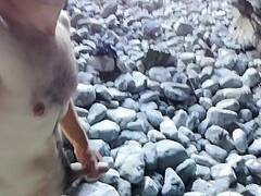 Handjob in the nudist beach. Pajote en playa nudista