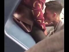 Puto tragando leche en el metro de Mexico Cruising gay